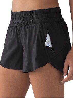 Lululemon Women’s Tracker Short V 4" in Black Size 10